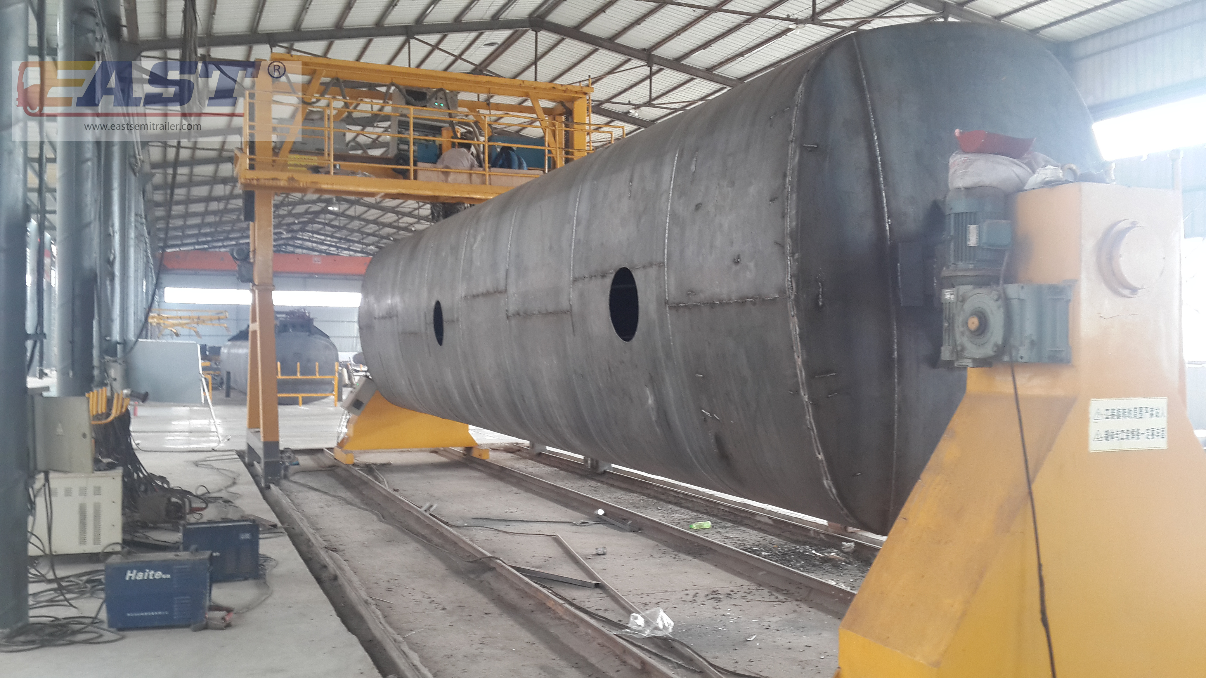 Automatic welding machine for tank truck