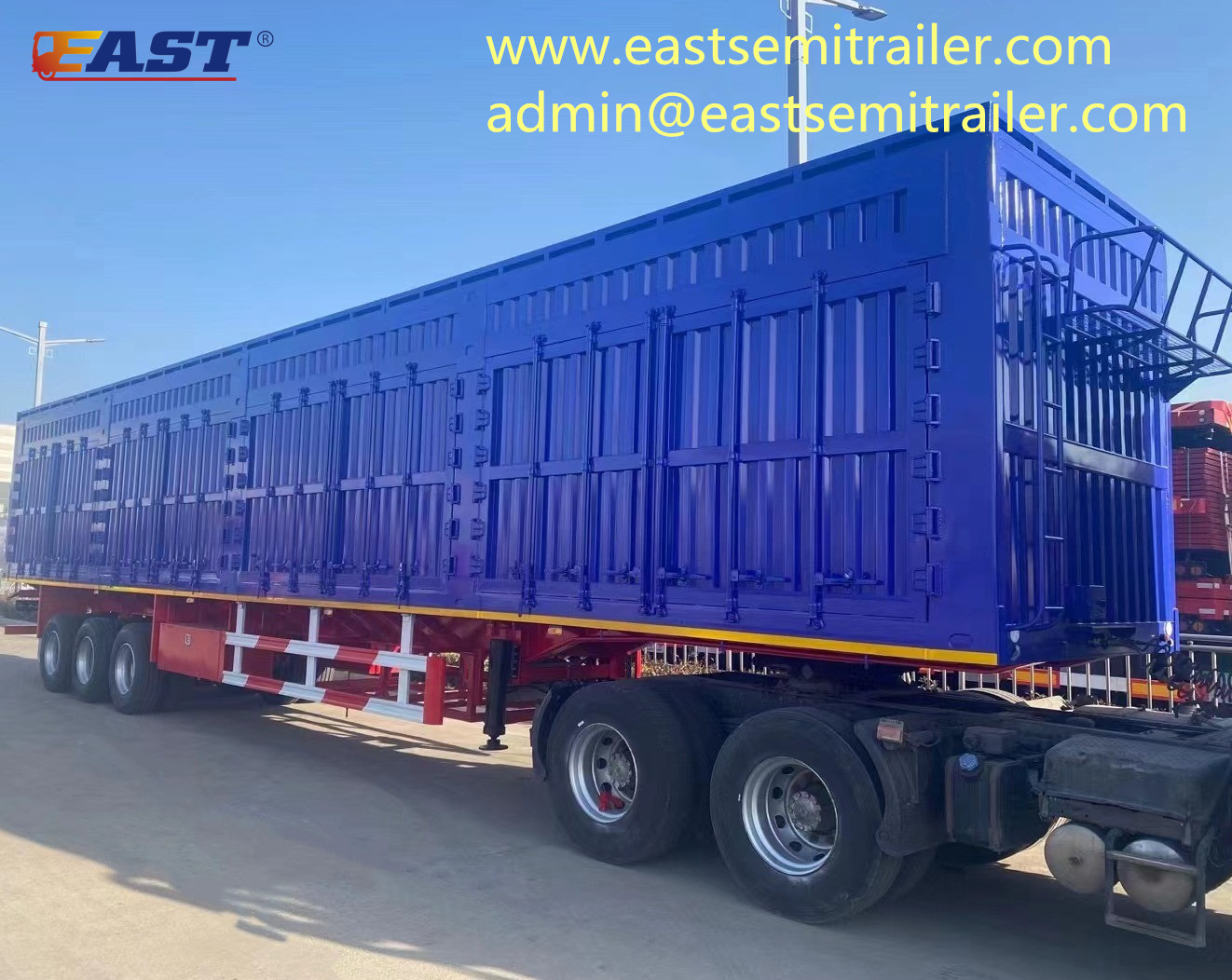 Side dump trailer with a fence of 2m.