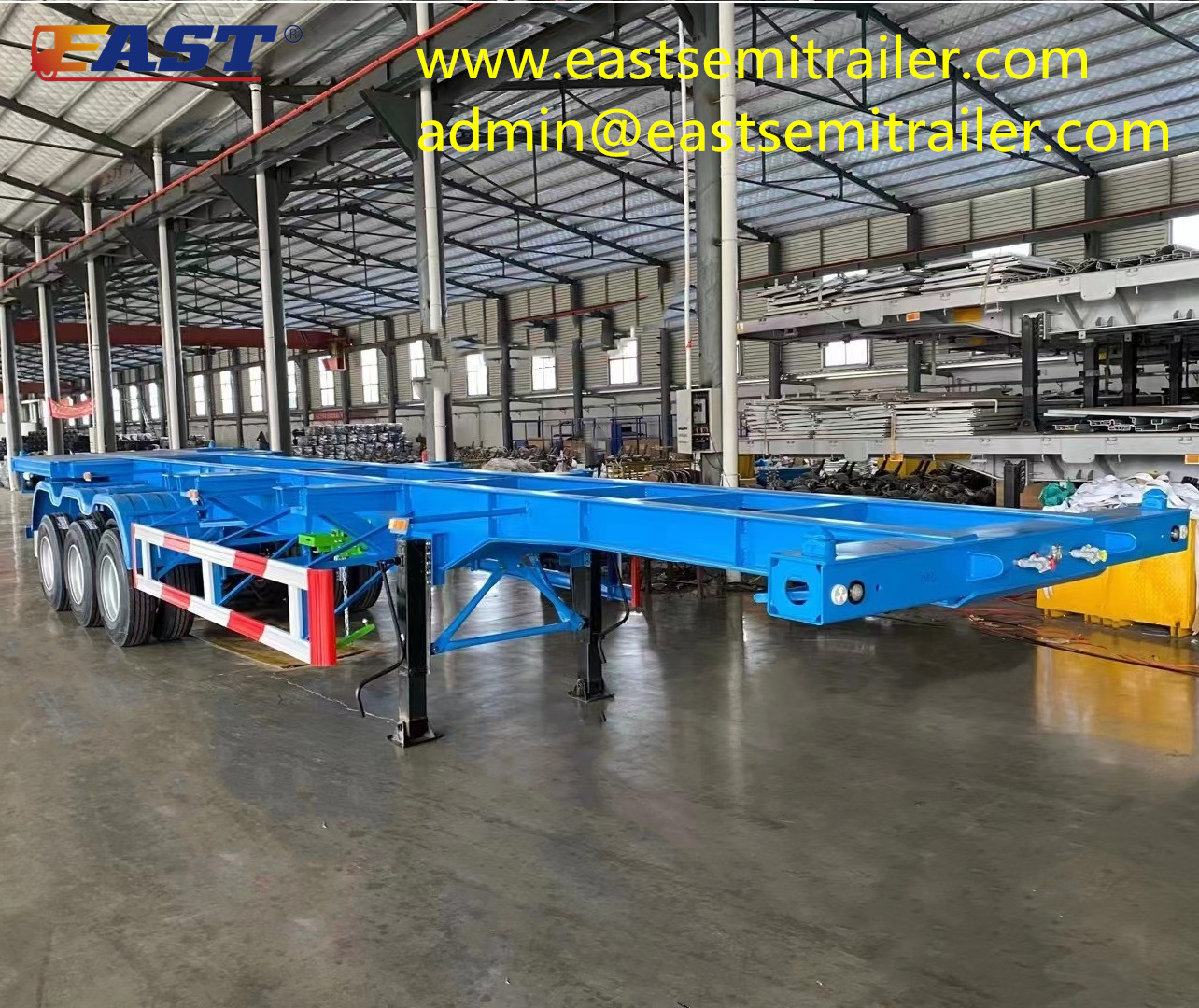 Chassis trailer with platform at the rear