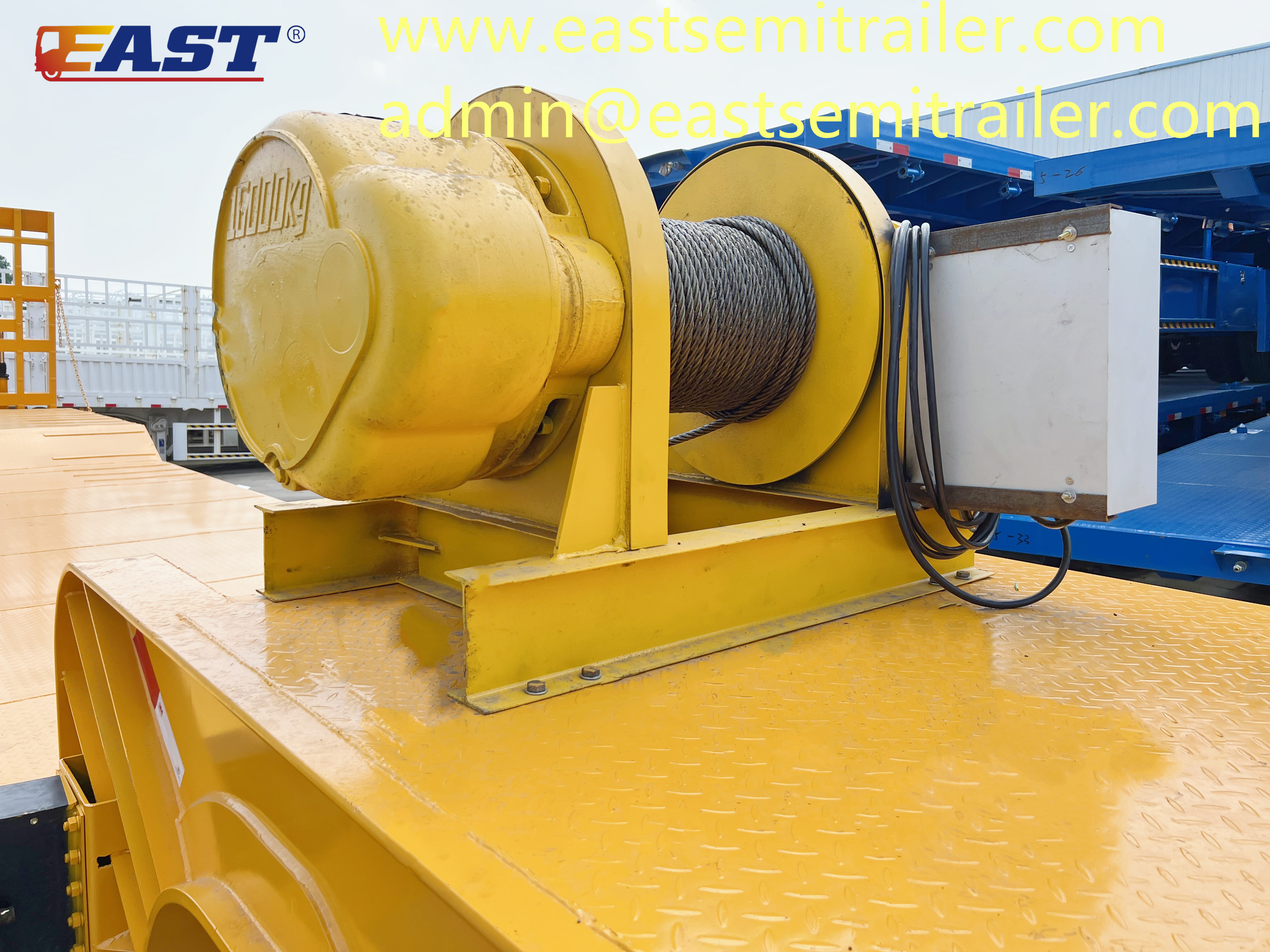 Lowbed trailer with winch